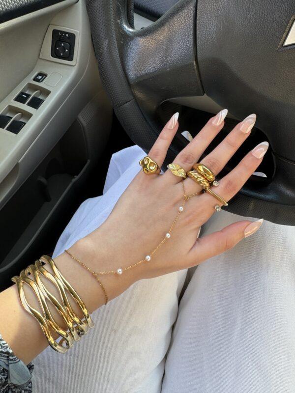 Pearly hand chain