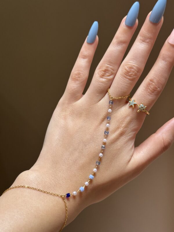 Blue handchain