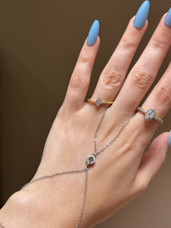 Emerald handchain in silver