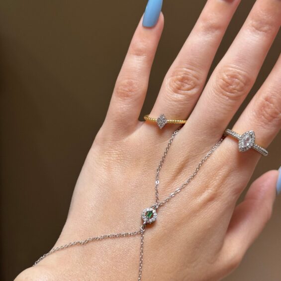 Emerald handchain in silver