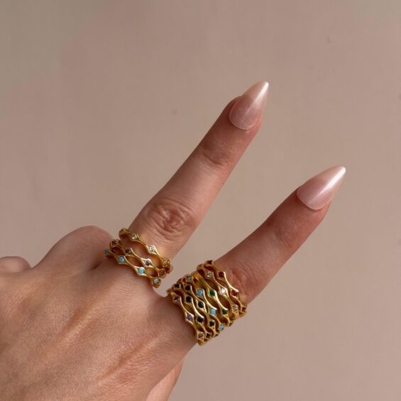 Triangular stone ring